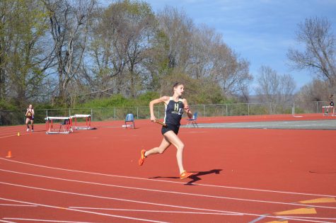 Junior Luisa Stalman runs in the 4x400m relay.