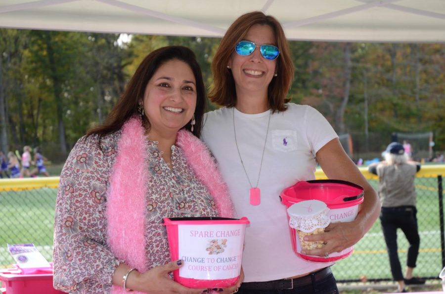 The parents of the Hackley Varsity Field Hockey team ran a bake sale during Alumni Day to raise proceeds for Breast Cancer Research. The bake sale sold everything from baked goods to kettle corn, raising over $500 by the end of the day.