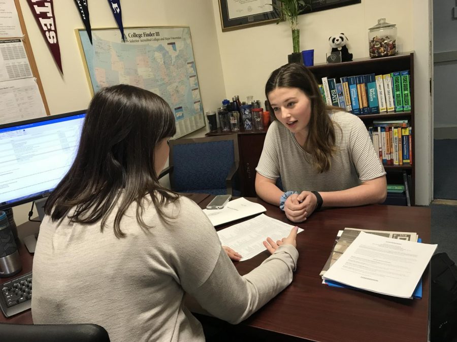 Sophomore Emma Brenna discusses her course plans with college counselor Rebecca Hall. The Class of 2020 is the first grade of the Upper School to be provided with college counselors during sophomore year. Sophomores often ask their college counselors questions about the advantages of taking certain classes. 
