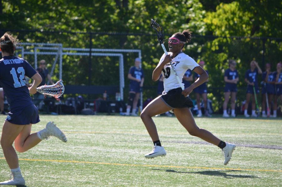 Junior Isabelle Thomas darts towards the goal while eyeing an approaching Holy Child defender. Girls’ Lacrosse advanced to the NYSAIS championship after defeating Holy Child 12-8 in the semifinal of the NYSAIS tournament. The team will take on Rye Country Day on Wednesday, 23 May 2018 to determine the victor of the NYSAIS Girls Lacrosse championship. 