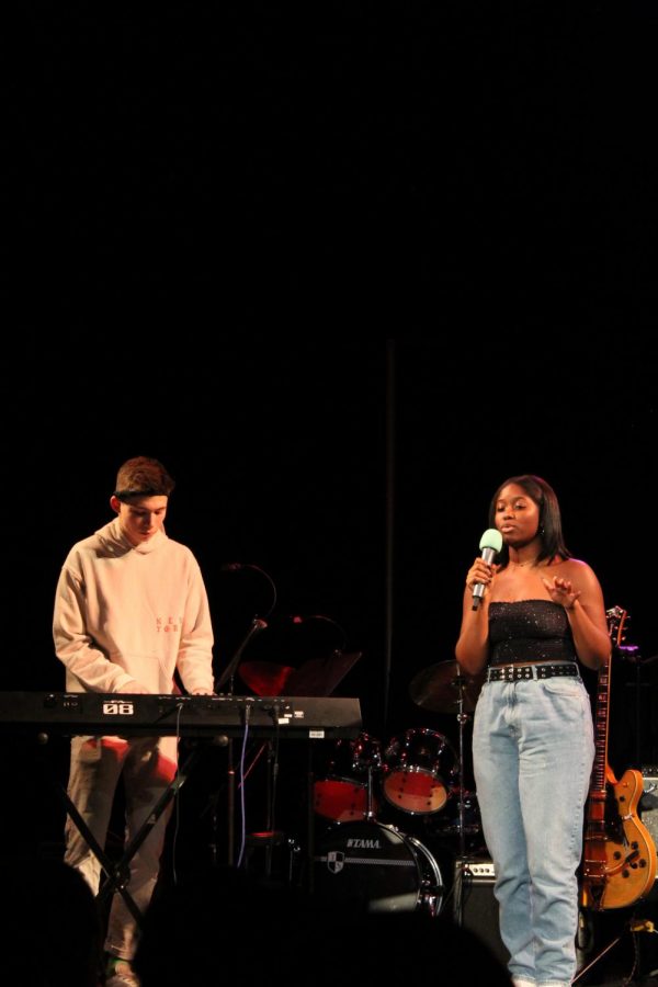 Senior Mikhail Archer performed My Favorite Part by Mac Miller and Ariana Grande. Archer was joined by a a member of the House Band, senior Richie Nuzum, during her performance.