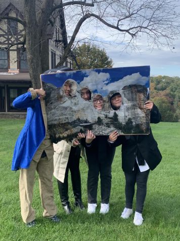 4 seniors dressed up as the Founding Fathers. They used a cardboard cutout of Mount Rushmore to add to the creativity of their costume.