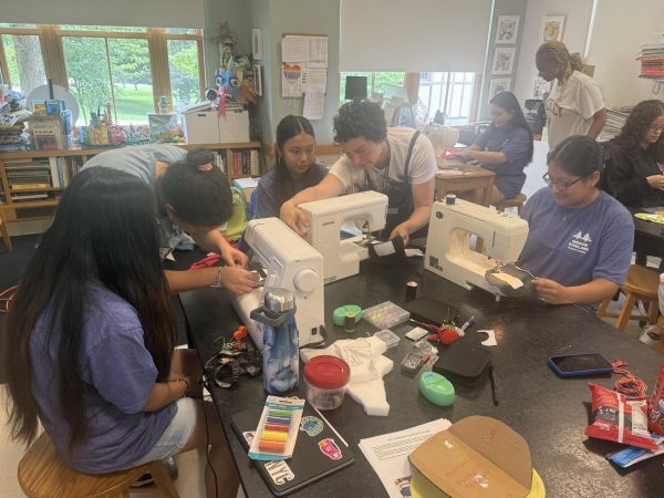 The ninth grade is hard at work, learning to sew with the help of Hackley teachers and mentors. This was an amazing bonding experience for the scholars and their mentors, creating lasting memories. 
Photo courtesy of Nkechi Ude